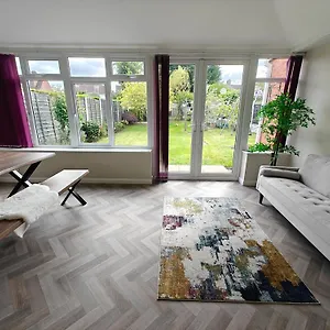 Solihull - Great Location-4 Bedrooms, 7 Beds 10 Guests, Free Parking X3 - Mell Square, Jlr, Hs2 Driveway Parking - Nr A45 A41 M42 M6 Solihull Bypass-Nr Nec Bhx Airport Hs2 Sites- Spacious House Perfect 4 Big And Small Groups - Fully Equipped Solihull